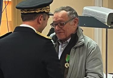 Pierre Badin a reçu des mains du préfet sa médaille d'officier de l'ordre du mérite agricole il y a quelques semaines.
