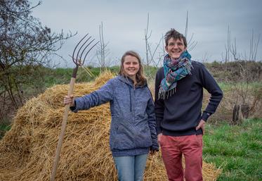 Sophie Hennuy et François-Rémi Zawadzki sont en reconversion dans l'agriculture. Elle dans le maraîchage et lui en apiculture.