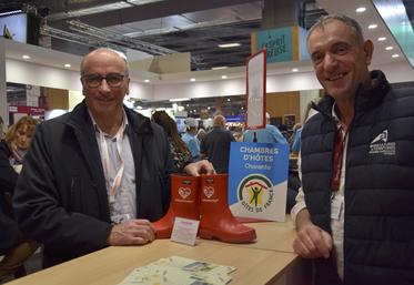 Jacques Chabot et Christian Daniau présentent les bottes #aimetonagri sur le stand de la Charente.