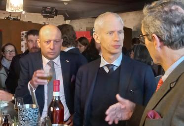 Franck Riester lors de sa visite chez Hine.