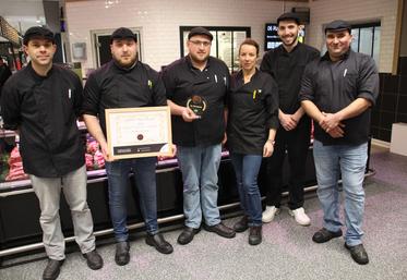 Nadine Berger et son équipe de bouchers, à l'Intermarché de Gençay.