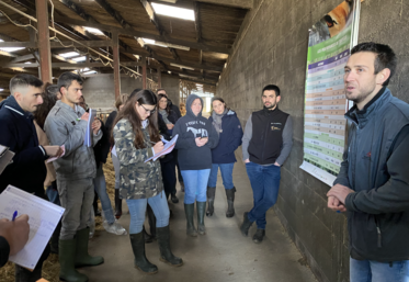 Matthieu Hémery (à droite) présente des leviers du Gaec : IVV raccourcis, JB de 14,5 mois, protocole sanitaire avant vêlage...