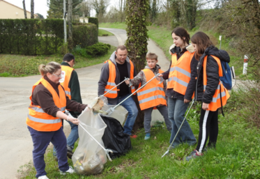 En 2022, des bénévoles à Cours, près de Pamplie.