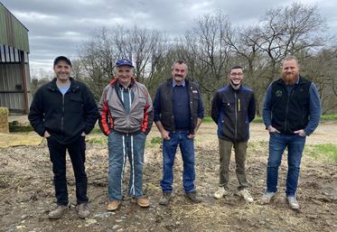 À Clavé, en Gâtine, cédants et repreneurs sont réunis sur l'exploitation de polyculture-élevage.
De gauche à droite : Olivier et Thierry Parent, Daniel et Valentin Nivault et François Agneray.