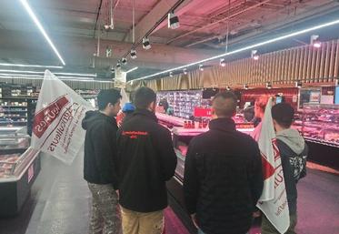 Les jeunes agriculteurs ont mené des opérations de contrôle dans vingt grandes surfaces du département.