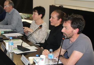 Thibaud Masure (au premier plan) et, à sa droite, Marie-Madeleine Auzanneau.