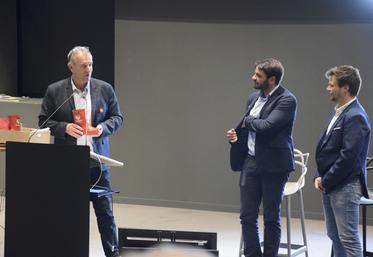 Christian Daniau, président de la Chambre d'agriculture de la Charente, a sorti sa botte (rouge) secrète #AimeTonAgri lors de l'assemblée générale des Jeunes agriculteurs, pour offrir une paire à l'ancien président Gaëtan Bodin, et à son successeur Clément Courteix.