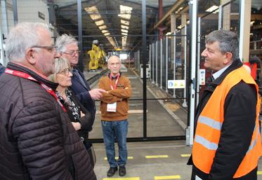 Claude Besson (à droite) a fait visiter les ateliers de la Siam, à Moncontour.