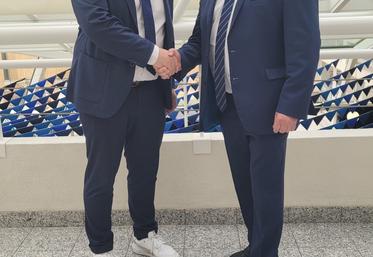 Philippe Largeau, à gauche, a succédé à Gérard Napiais. 