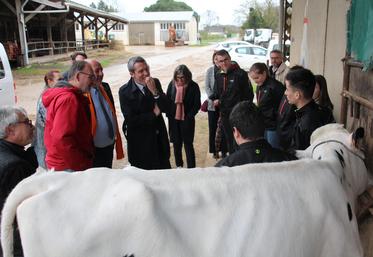 Benoit Bonaimé et Pascal Lecamp ont échangé avec des élèves sur l'exploitation du lycée agricole de Venours.