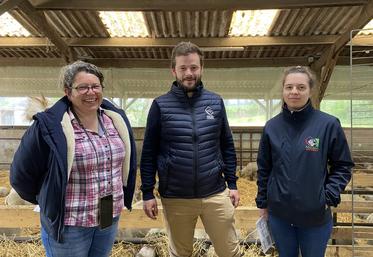 Édouard Laidet, responsable de l'atelier ovin du lycée de Melle et Héléna Buchet, animatrice de l'OES Mouton vendéen, défendent l'intérêt des béliers inscrits.