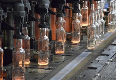 Des bouteilles de whisky sorties du nouveau four électrique de Verallia à Châteaubernard.