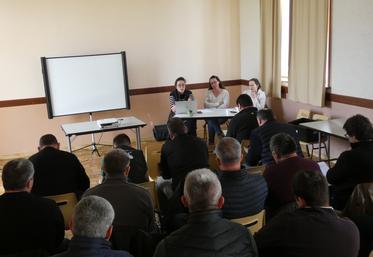 Devant les éleveurs rassemblés, Anne-Laure Lemaitre (Chambre d'agriculture 17-79), Aimie Damonte et Angélique Vergé ont présenté la situation des caprins en Charente-Maritime.