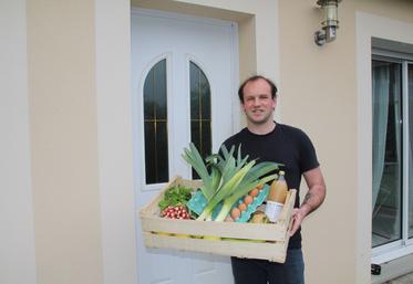Baptiste Conreaux amène les commandes de fruits, légumes, jus et œufs à la porte de ses clients.