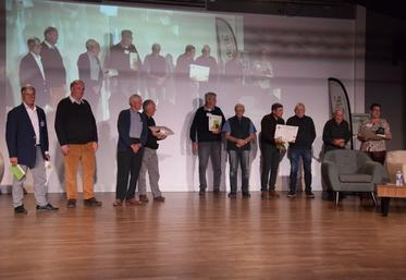 À l'issue de l'assemblée générale, plusieurs chasseurs ont été médaillés pour leur implication dans les sociétés de chasse locales : MM. Bernard, Dubreuil, Jollit, Tessier et Vignaud.