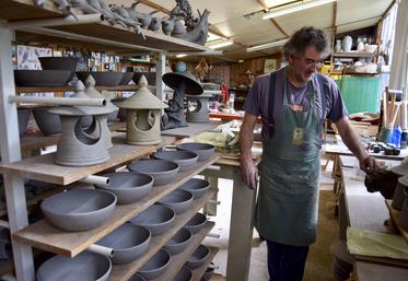 Jean-Pierre Petit, céramiste à Montbron, président de l'association Objectif métiers d'art 16, exposera aux Rencontres des métiers d'art les 6 et 7 avril.