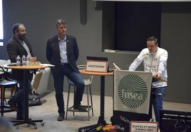 Jean-Bernard Sallat, Hervé Lapie et Yohann Guédon lors de l'assemblée générale de la FNSEA 16, le vendredi 12 avril 2024 à Soyaux.