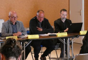 Romuald Couillaud (ici entouré par Gilles Gay du Conseil départemental et Boris Ollivier de la DDPP 17) a salué les bons résultats sanitaires du département.