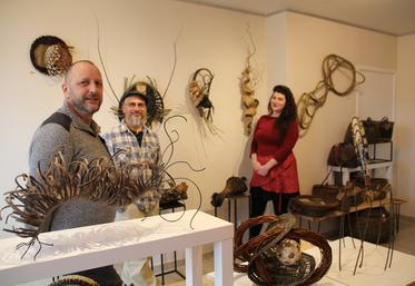 Au premier plan, Stéphane Foret Deleau, dans sa boutique au cœur de Chauvigny, a invité Fabrice Serafino, installé dans le Var et Isabel McGarva, installée dans la Nièvre pour une résidence de vannerie qui donne lieu à une exposition, jusqu'à dimanche, dans le cadre des journées européennes des métiers d'art.