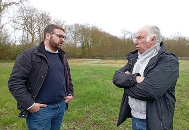 Benoit Aulneau, conseiller foncier à la Safer et Éric Gillet, céréalier et président du Syndicat des marais Nuaillé Anais.