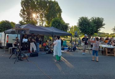 À l'occasion de la fête de la musique 2023, 150 personnes s'étaient réunies autour d'un concert devant le Thaïs Bistrot.