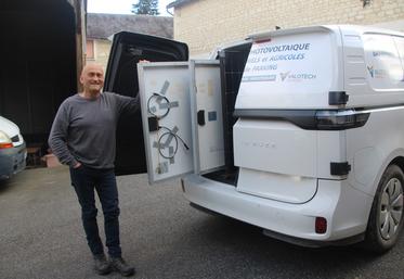 Dominique Savoie a installé les panneaux dans son utilitaire.