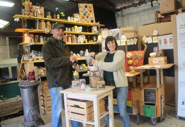 Pascal Béhar et Flore Marquis commercialisent leur système sur internet et lors de salons spécialisés.