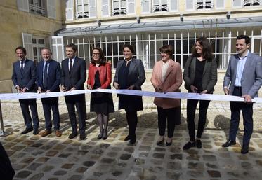 Représentants de la maison Rémy Martin et officiels ont coupé le ruban lors de l'inauguration, le mercredi 10 avril.