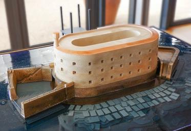Cette maquette réalisée par le groupe ETPO, qui coordonnera le projet, permet de visualiser les deux ouvrages qui seront construits, à savoir l'éperon (à droite) et le havre d'abordage (à gauche).