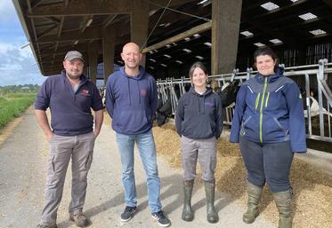 Lionel Simon (2e à gauche), entouré de ses salariés : Dylan Jaulin, Flavie Gourbault, Floriane Cousineau.