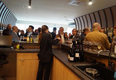 Le bar à vin n'est pas encore ouvert, mais a déjà été étrenné pour l'inauguration des lieux. La sommelière Oriane Chambon a accompagné l'ouverture de la Maison des vins, mais n'en sera pas la responsable.