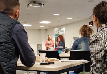 Demandeur d'emploi face aux partenaires.