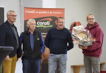 Le président de Corali Philippe Soenen (à gauche) a félicité plusieurs éleveurs apporteurs méritants.