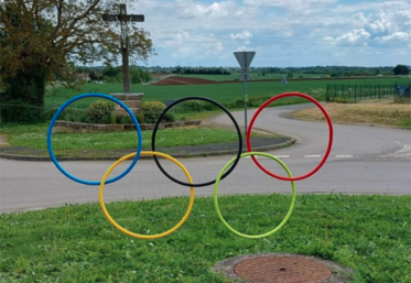 Au-delà des sept communes qui accueilleront la flamme, c'est tout le département qui se met aux couleurs des Jeux Olympiques, comme ici à Coulonges-sur-l'Autize.