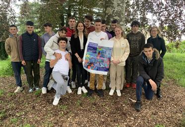 Les élèves de la classe de Première bac pro aménagements paysagers se sont mobilisés pour cette opération. 