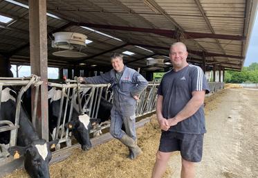 Alain et Jérôme Poupard, à Nanteuil, recevront dans quelques jours leur robot de traite. Ils sont convaincus qu'il y a un avenir pour le lait dans la région, en modernisant les élevages, et avec le débouché de l'AOP.