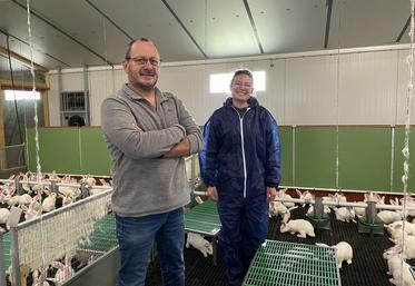 Philippe Fradin et sa salariée Justine conduisent un atelier de 2 400 mères lapines et 17 000 places d'engraissement, dont 7 000 en parcs au sol.