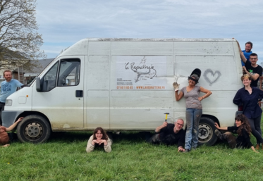 L'équipe de La Regratterie autour du camion qui opère déjà les collectes de matériaux.