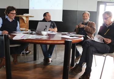 "Il faut que notre activité laitière soit suffisamment rémunératrice pour pouvoir payer de la main-d'œuvre salariée dans un contexte du marché de l'emploi tendu", rappelle le président Cyril Balland (au centre).