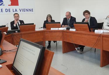 Le Préfet de la Vienne a présenté le dispositif de sécurité pour le passage de la Flamme Olympique. Il a par ailleurs rassuré : les forces de l'ordre seront assez nombreuses cet été sur les évènements de la Vienne.