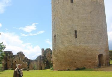 La restauration du donjon a été terminée la semaine dernière. Isabelle Dupont, la propriétaire du château, l'inaugurera avec les mécènes et institutionnels le 17 mai.