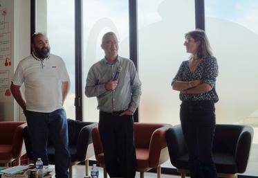 De gauche à droite : Jean-Bernard Sallat, éleveur bovin viande charentais et président d'Interbev régional, Pascal Guilloton, président du syndicat des producteurs de pineau des Charentes et Stéphanie Piot, de Vin & Société.