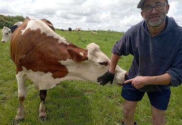 Avec ses gants à picots, Samuel Caillon établit des contacts avec ses animaux et leur offre du bien-être.