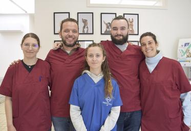 De gauche à droite : Cova Santamaria, Alexis Lopez, Carène Micheau, Liam Aubertin Pichol Jankovic et Marga Lopez.