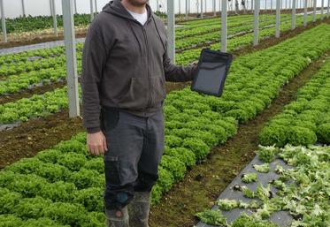 L'un des avantages de Lisy, selon Adrien Mocquillon, est qu'il s'agit d'une plateforme accessible depuis un simple site web et donc disponible sur tous les supports, comme la tablette qu'il garde à portée de main.