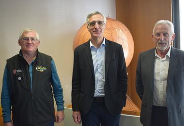 De gauche à droite, Bruno Millet, commissaire général du SANA, Luc Servant, président du SANA, et Jean-Pierre Raynaud, vice-président du conseil régional en charge de l'agriculture.