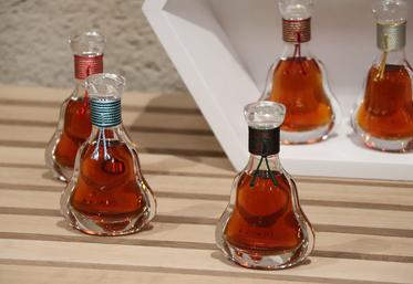 L'objectif est d'arriver à ce résultat avec les fils de soie et les outils fournis. Et de repartir ensuite avec sa carafe de Hennessy Paradis mini.