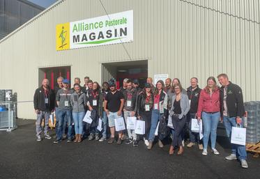 La délégation étrangère a visité le magasin de l'Alliance pastorale à Benassay (86).
