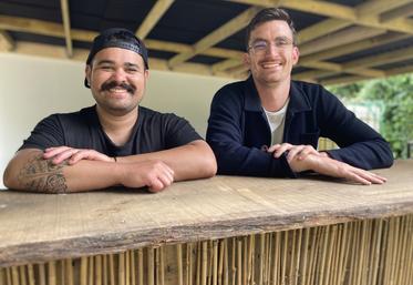 Clément Rousselot, bénévole de la Goguette, et Quentin Guedez, salarié de l'association.