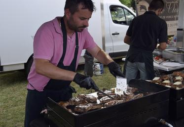 Les stands des producteurs proposent de déguster sur place les meilleurs plats préparés avec soin.